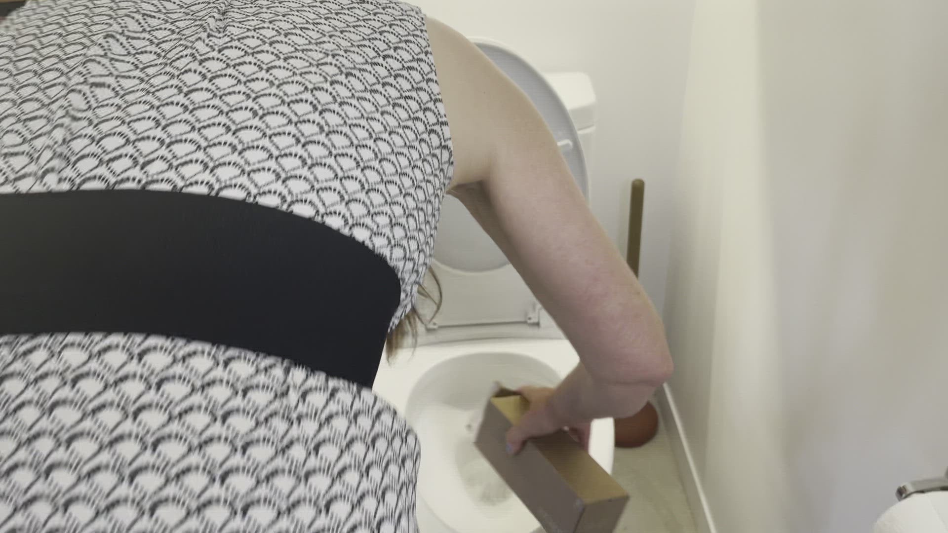 vidéo illustrant une utilisation du nettoyant à cuvette odeur saisonnière abieze