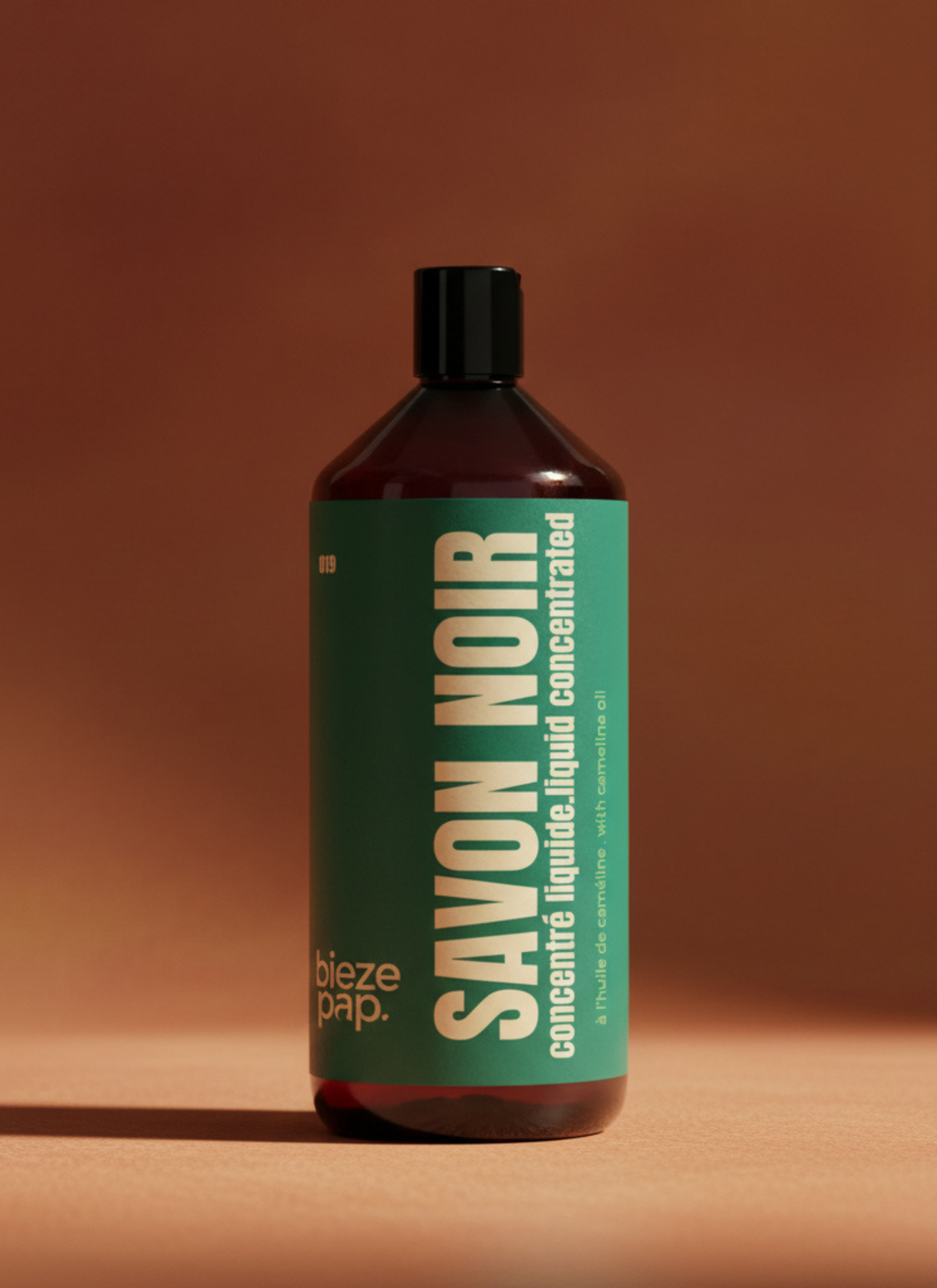 Savon noir concentré dilué dans un seau d'eau pour nettoyer les planchers